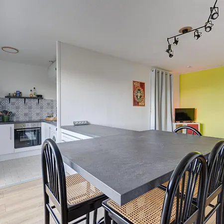 Daire Guestready - Lovely Retreat With A Balcony