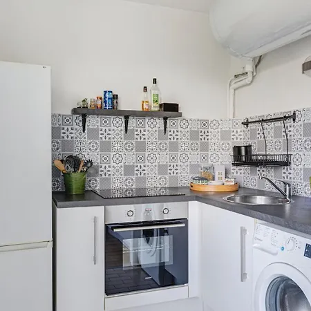 Daire Guestready - Lovely Retreat With A Balcony